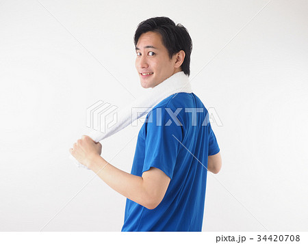 スポーツイメージ 振り向く青いシャツを着た男性の写真素材