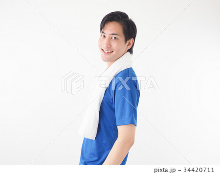 スポーツイメージ 振り向く青いシャツを着た男性の写真素材