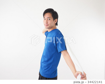 スポーツイメージ　タオルを使ってストレッチをする男性 34422141