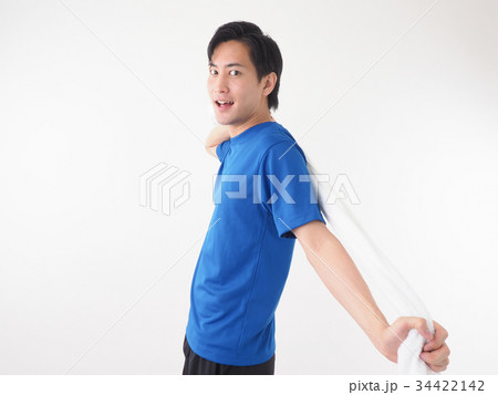 スポーツイメージ　タオルを使ってストレッチをする男性 34422142