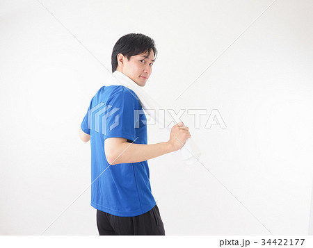 スポーツイメージ 振り向く青いシャツを着た男性の写真素材
