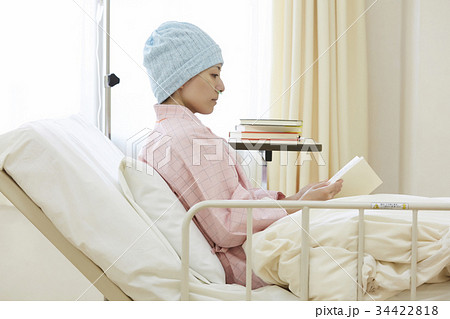 闘病をする女性 闘病をする女性 34422818