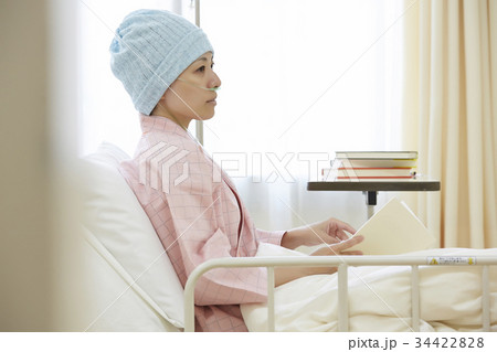 闘病をする女性 34422828