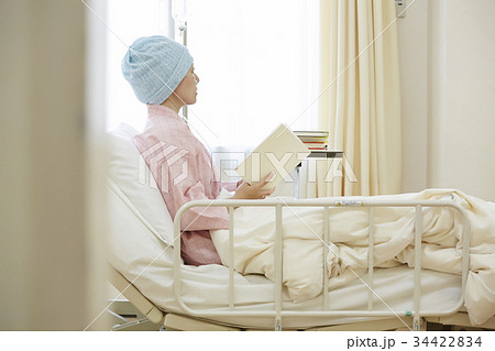 闘病をする女性 34422834