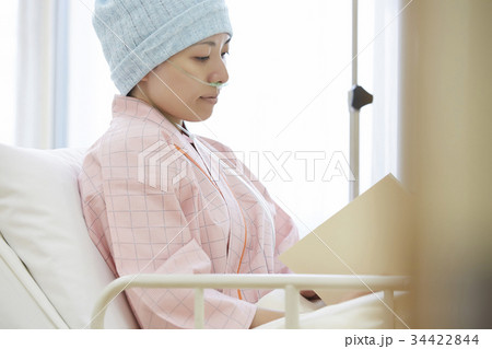 闘病をする女性 闘病をする女性 34422844