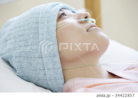 闘病をする女性　ポートレート 34422857
