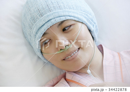 闘病をする女性　ポートレート 34422878