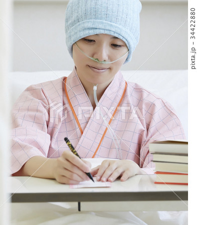闘病生活　書きものをする女性 34422880