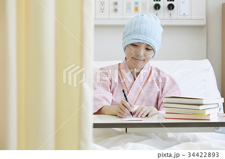 闘病生活　書きものをする女性 34422893