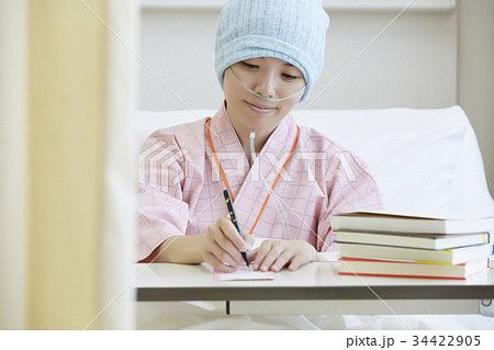 闘病生活　書きものをする女性 34422905