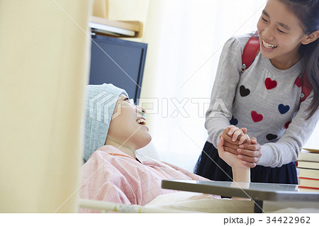 闘病中の母とお見舞いにきた小学生 34422962