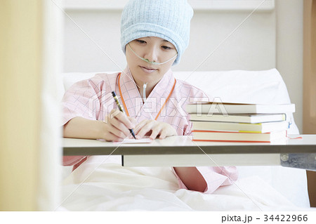 闘病生活 書きものをする女性 闘病生活 書きものをする女性 34422966