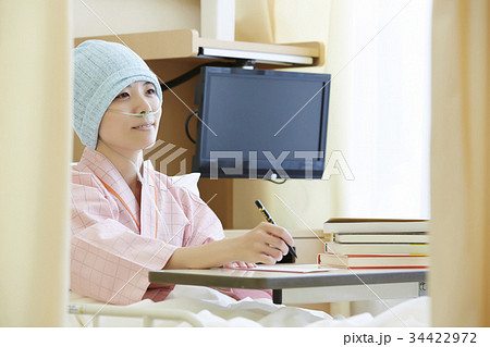 闘病生活　書きものをする女性 34422972