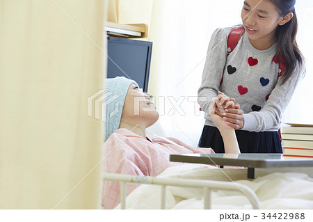 闘病中の母とお見舞いにきた小学生 34422988