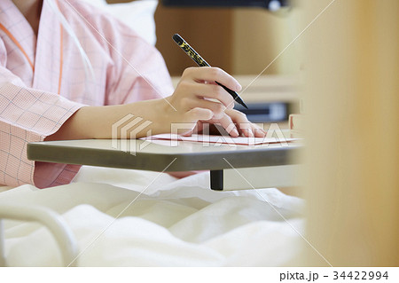 闘病生活　書きものをする女性 34422994