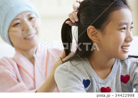闘病中の母と病室で過ごす女の子の写真素材 闘病中の母と病室で過ごす女の子の写真素材