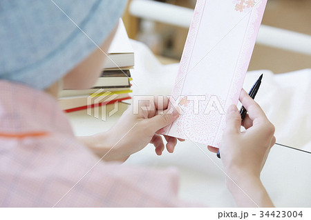 闘病生活 書きものをする女性 闘病生活 書きものをする女性 34423004