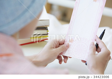 闘病生活　書きものをする女性 34423006
