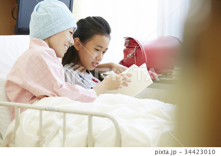 闘病中の母と病室で過ごす女の子 闘病中の母と病室で過ごす女の子 34423010