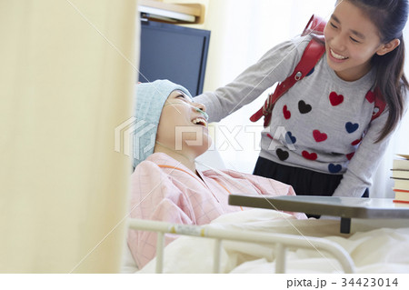 闘病中の母とお見舞いにきた小学生 34423014