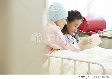 闘病中の母と病室で過ごす女の子 34423020