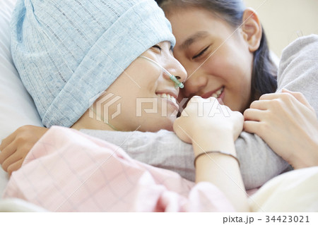 病室でふれあう闘病中の母と女の子 34423021