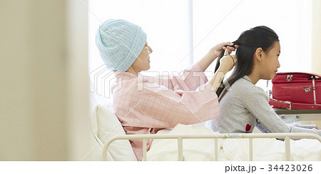 闘病中の母と病室で過ごす女の子 34423026