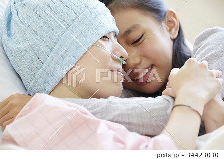 病室でふれあう闘病中の母と女の子 34423030