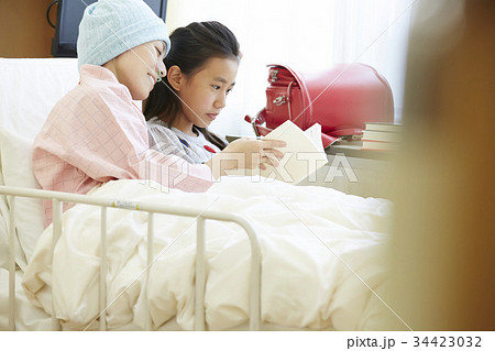 闘病中の母と病室で過ごす女の子の写真素材 闘病中の母と病室で過ごす女の子の写真素材