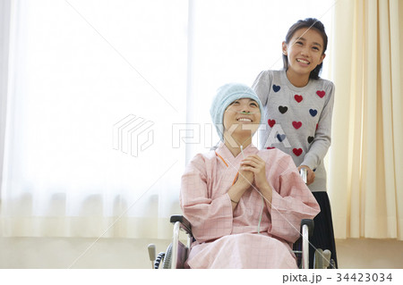 闘病生活　車椅子に乗る母と小学生の娘 34423034