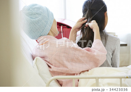 闘病中の母と病室で過ごす女の子 34423036