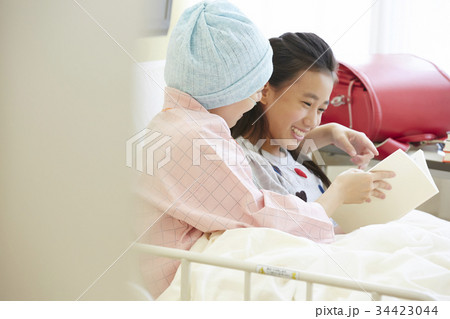 闘病中の母と病室で過ごす女の子の写真素材 闘病中の母と病室で過ごす女の子の写真素材