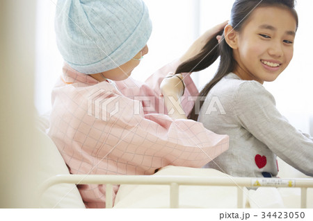 闘病中の母と病室で過ごす女の子 34423050