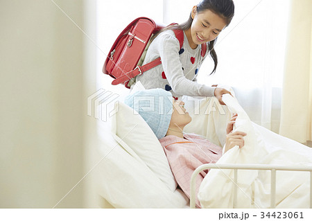 闘病中の母とお見舞いにきた小学生 34423061