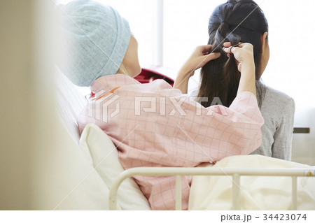 闘病中の母と病室で過ごす女の子 34423074