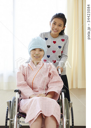 闘病生活 車椅子に乗る母と小学生の娘 闘病生活 車椅子に乗る母と小学生の娘 34423084