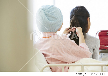 闘病中の母と病室で過ごす女の子 34423117