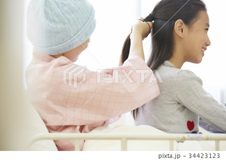 闘病中の母と病室で過ごす女の子 34423123
