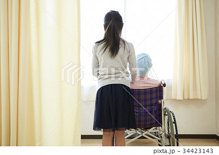 闘病生活 車椅子に乗る母と小学生の娘 闘病生活 車椅子に乗る母と小学生の娘 34423143