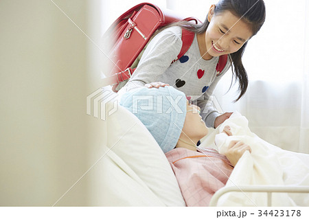 闘病中の母とお見舞いにきた小学生の写真素材 闘病中の母とお見舞いにきた小学生の写真素材