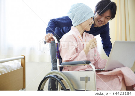 闘病をする妻を支える夫 34423184