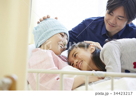 闘病を支える家族 34423217