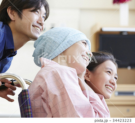 闘病を支える家族 ポートレート 闘病を支える家族 ポートレート 34423223