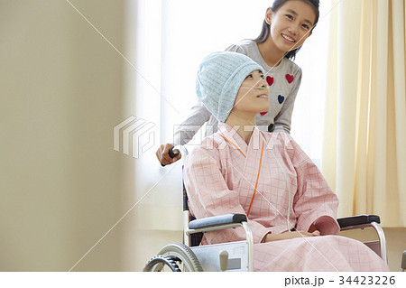 闘病生活　車椅子に乗る母と小学生の娘 34423226