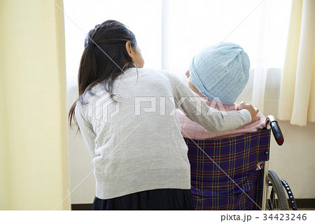 闘病生活 車椅子に乗る母と小学生の娘 闘病生活 車椅子に乗る母と小学生の娘 34423246