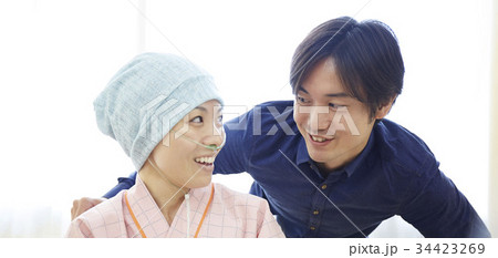 闘病をする妻を支える夫 闘病をする妻を支える夫 34423269