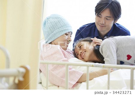 闘病を支える家族 闘病を支える家族 34423271