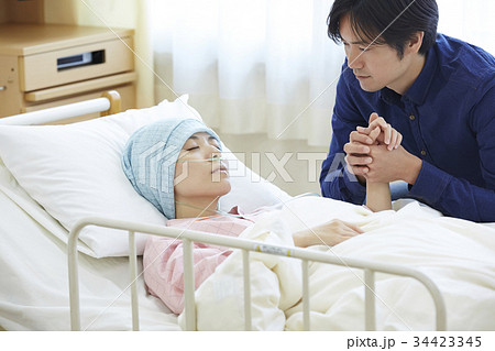 闘病を支える夫 34423345