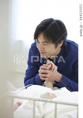 闘病を支える夫 34423351