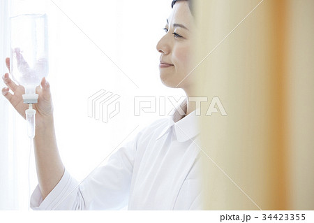 看護師　点滴　ポートレート 34423355